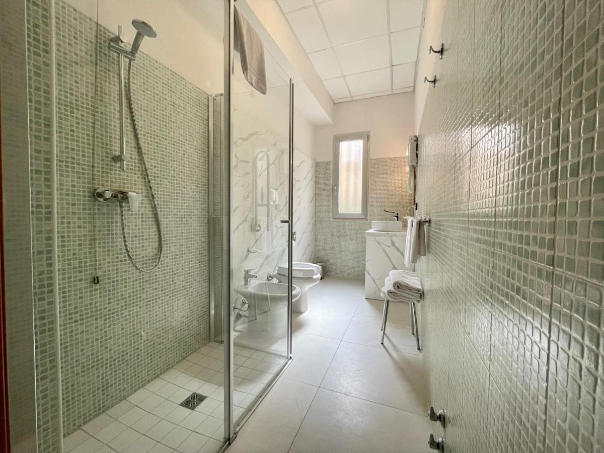 Hotel Leonardo Brescia Buitenkant foto