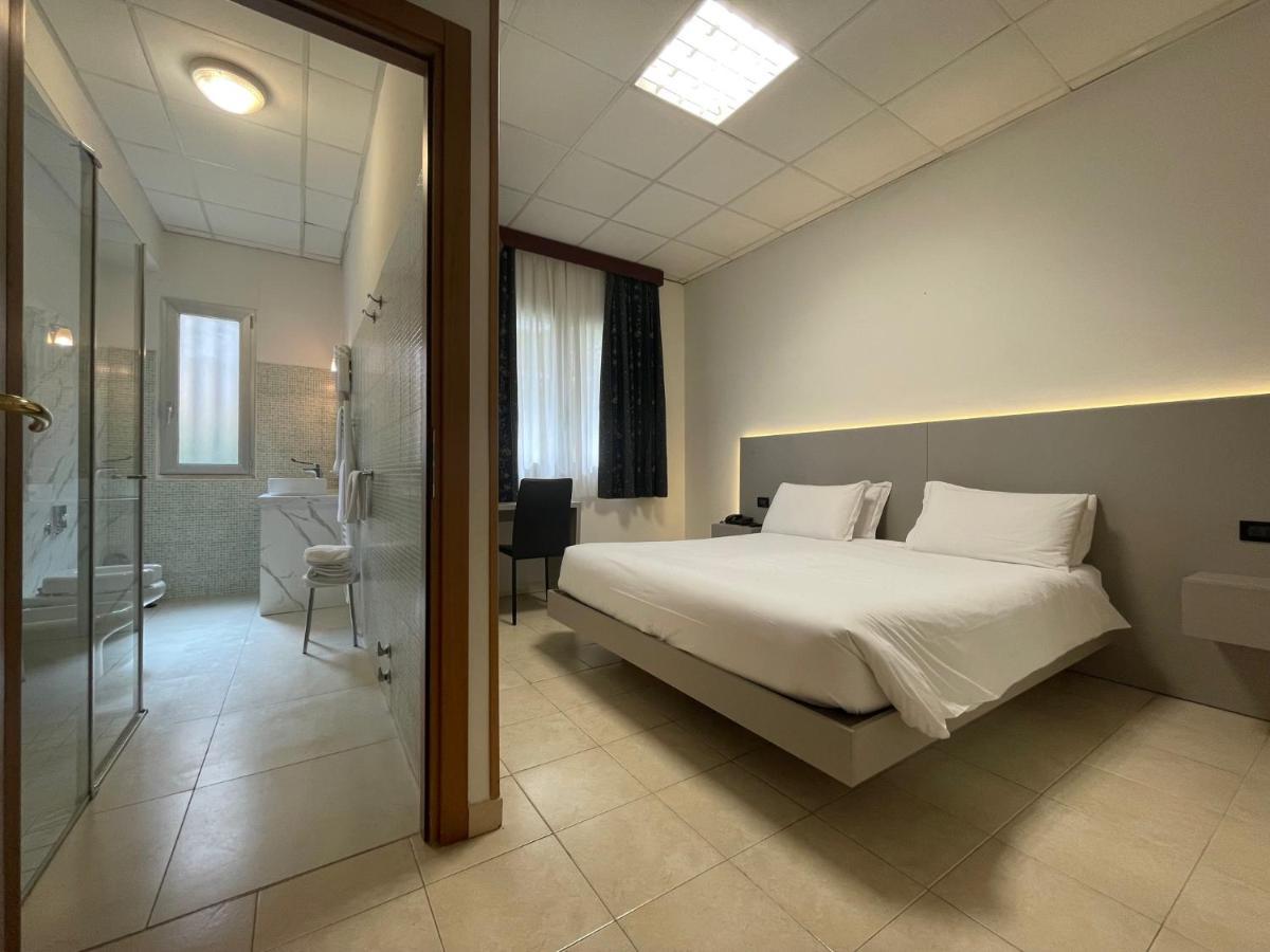 Hotel Leonardo Brescia Buitenkant foto