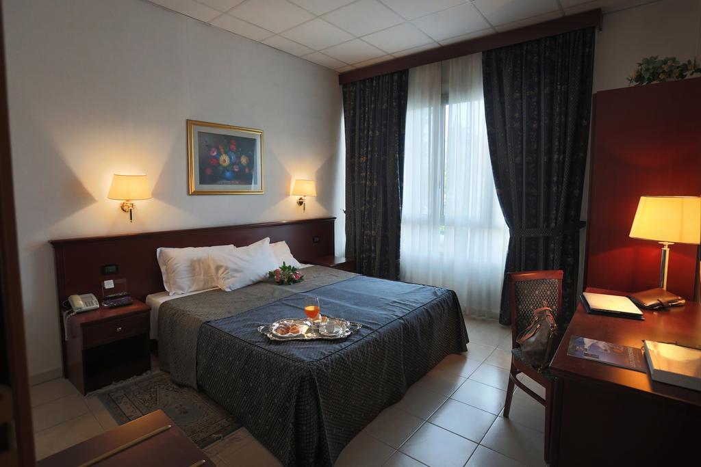 Hotel Leonardo Brescia Buitenkant foto